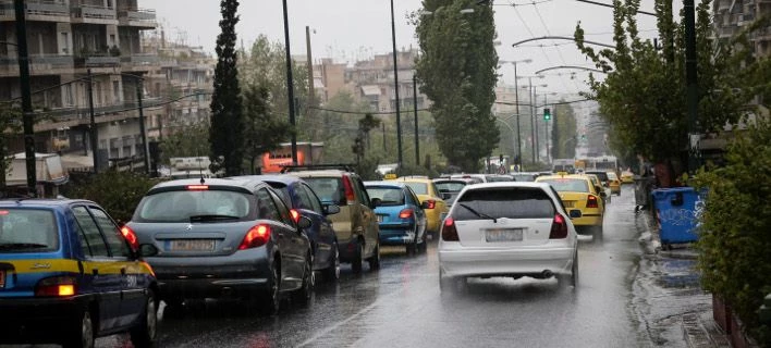 Αυξημένη κίνηση στους δρόμους της Αθήνας εξαιτίας της βροχής